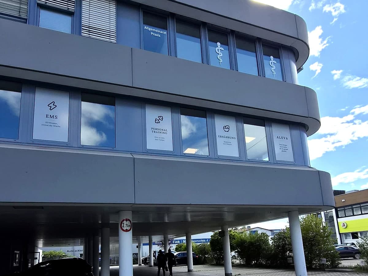 Das Gebäude in der Laufamholzstraße 116 mit den überdachten Stellplätzen darunter