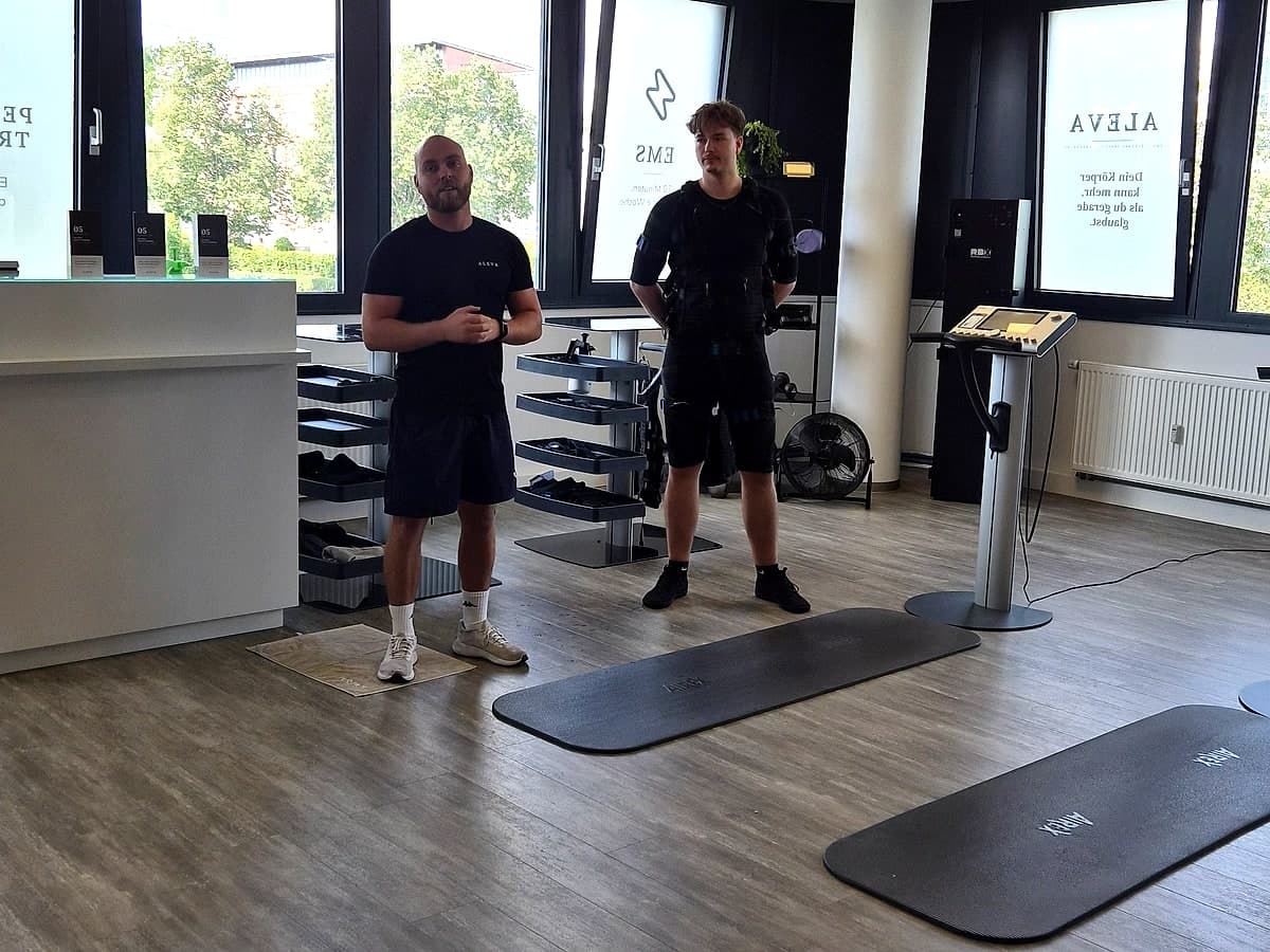Die EMS-Trainingsfläche mit den beiden Geräten und Matten